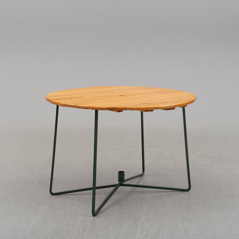 TRÄDGÅRDSGRUPP, fem stolar och ett bord, Grythyttan, tillverkade mellan 1954 och 1962.