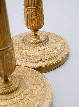 LJUSSTAKAR, 1 par, förgylld brons, empire, 1800-talets första hälft.