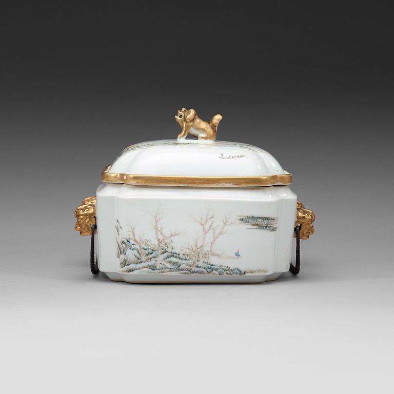 MATBEHÅLLARE med LOCK och yttre VÄRMARE, porslin. Qingdynastin, Guangxu sex karaktärers märke och period (1875-1908).