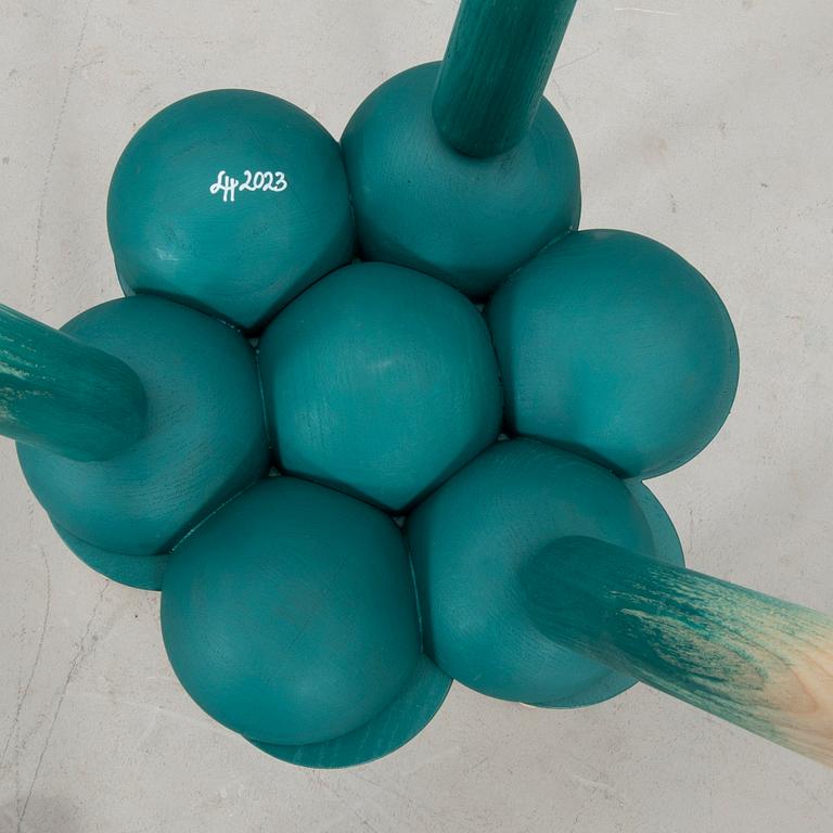 Lisa Hilland, pallar ett par "Smyltha" för Myltha signerade 2023 unika.