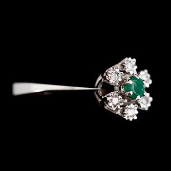 RING, 18 k vitguld, smaragd och 6 mindre briljantslipade diamanter.