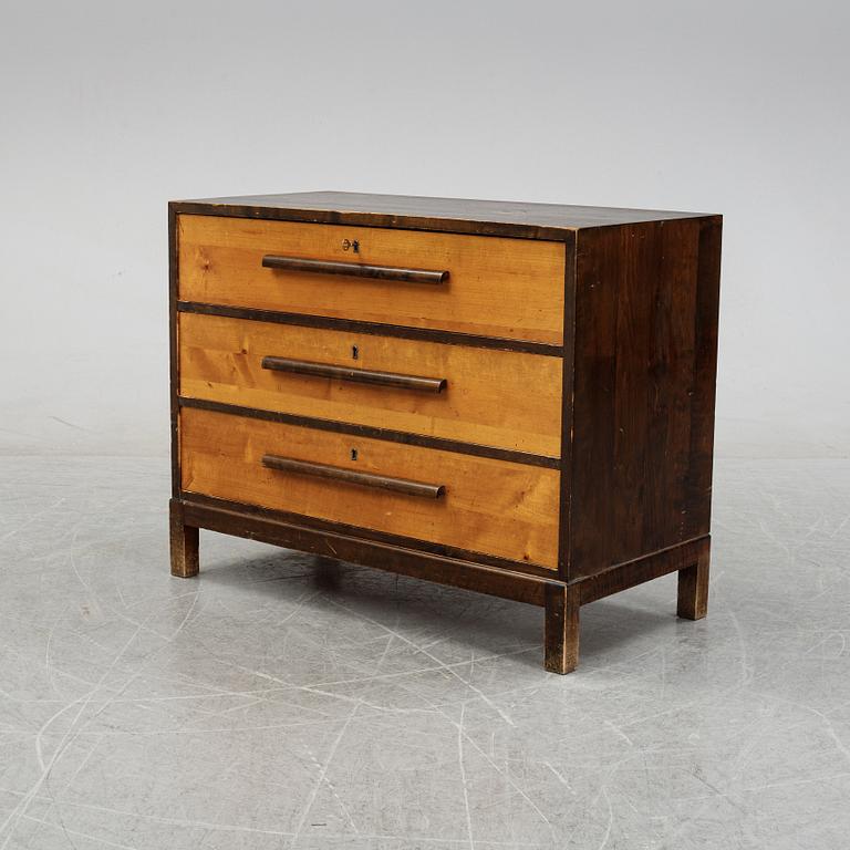 A 1930-40s chest of drawers.