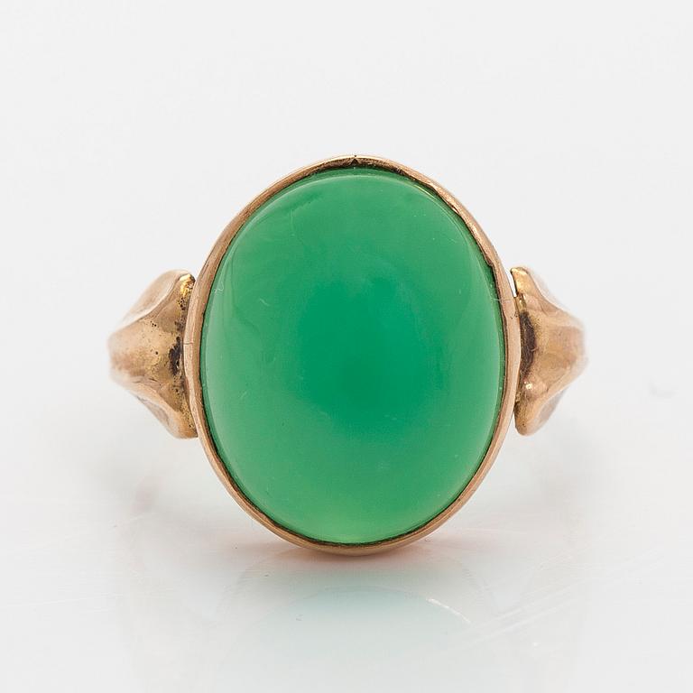 Ring, cabochonslipad krysopras, 14K guld. Niilo Hiltunen, Åbo 1958.