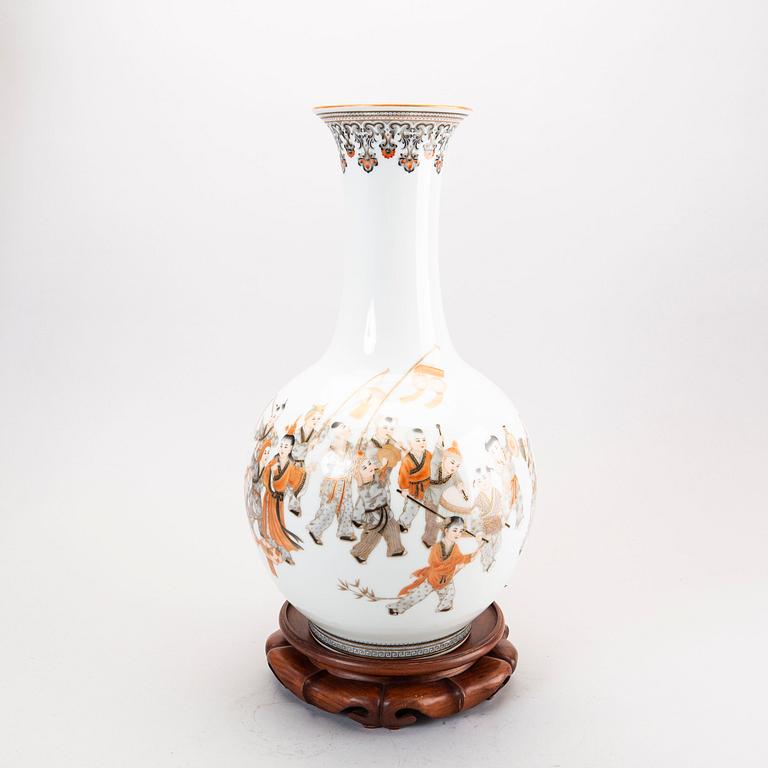 A finely painted Chinese vase, 20th Century. Seal mark to base.