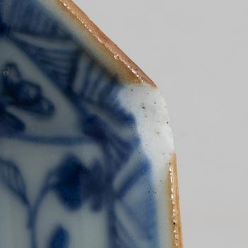 Five pieces of porcelain, China, Qingdynasty, 18th century, including Kangxi (1662-1722).