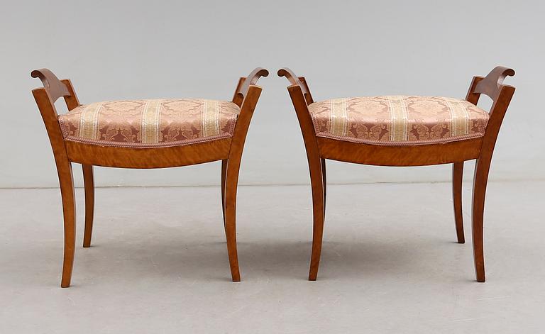 TABURETTER, 1 par, Karl Johan, 1800-talets mitt.