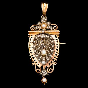 A BROOCH / PENDANT, pearls, 18K gold. France.