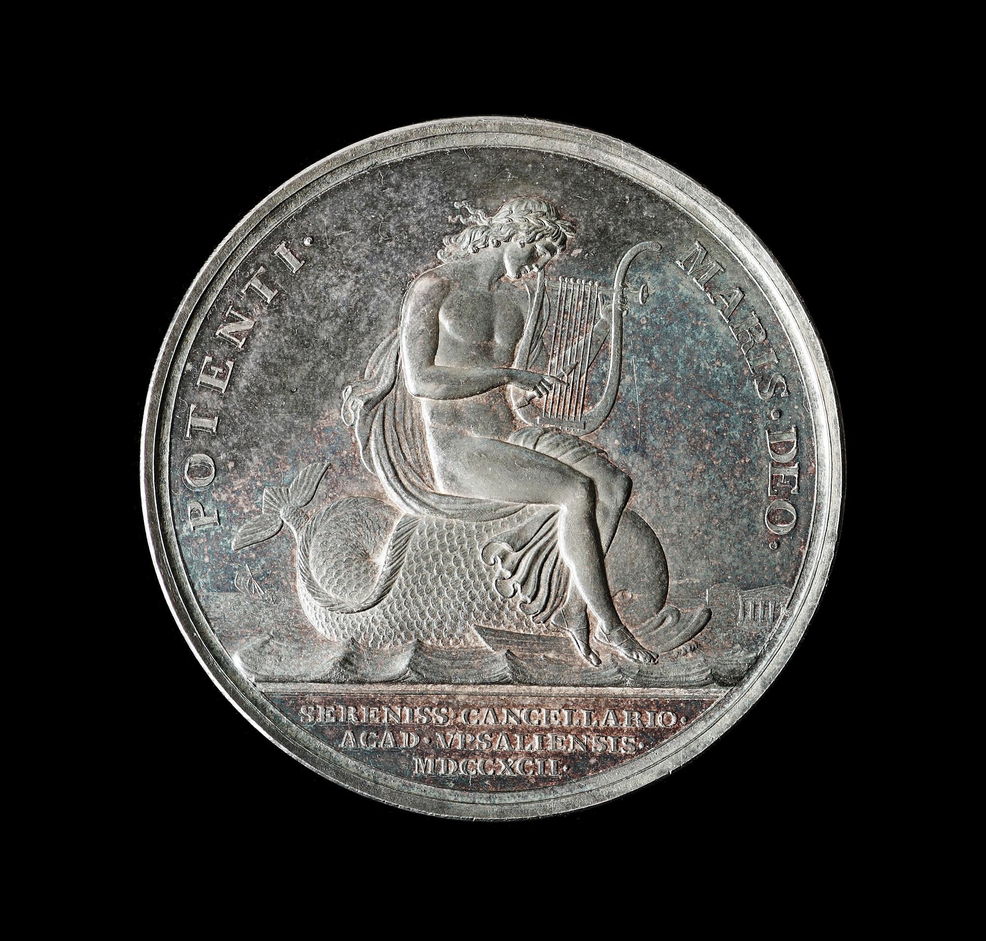 MEDALJ. Hertig Karl (XIII) blir kansler för Uppsala universitet 1792. Utförd av L. Grandel i Rom. Silver 5,3 cm 69,5 g.