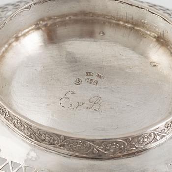 A silver basket, St. Petersburg, early 19th century.