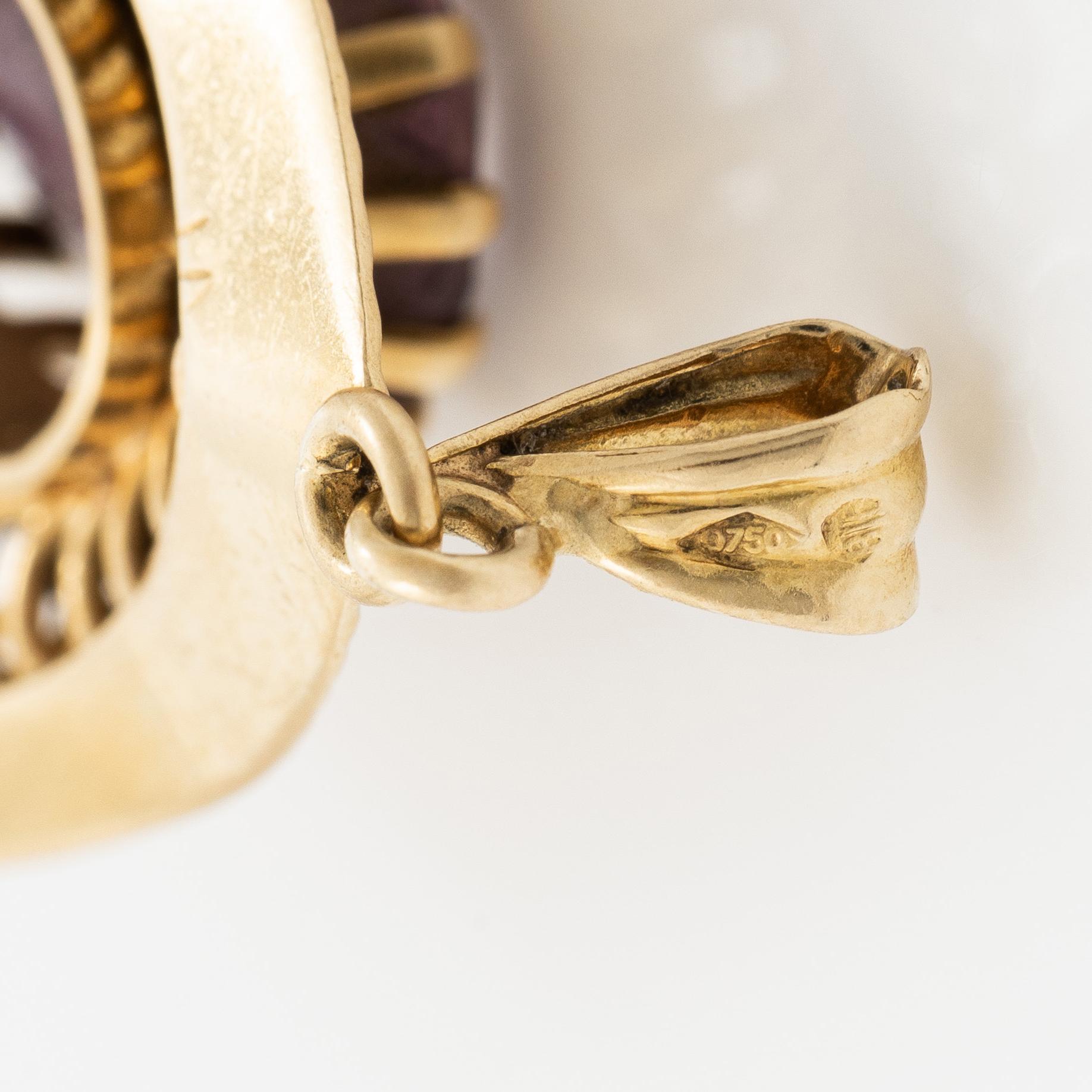 Pendant, 18K gold and oval-cut amethyst.