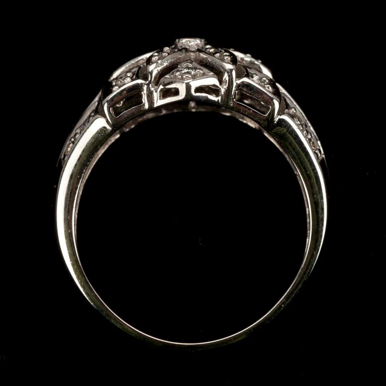 RING, vitguld 14K med briljantslipade diamanter tot. 0,21 ct. H/SI. Vikt 4,1 g.
