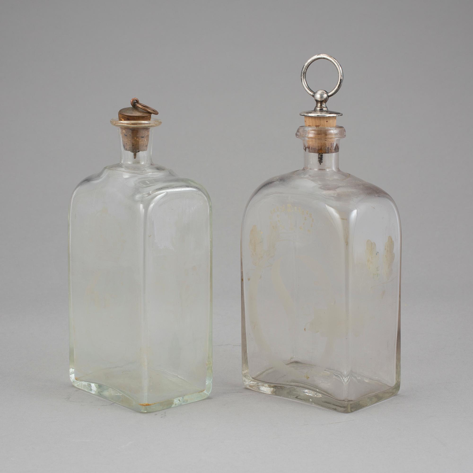 BRÄNNVINSFLASKOR, 2 st, glas, 18/1900-tal.