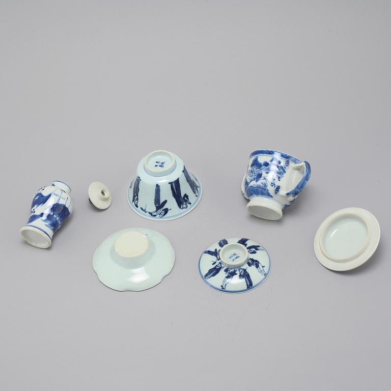 Three pieces of chinese porcelain from China, 18th to 20th century.