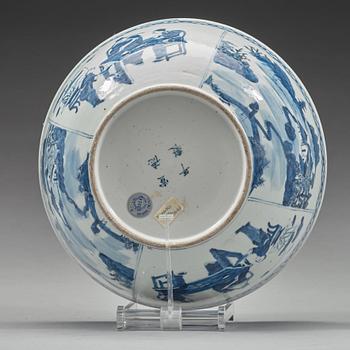 A blue and white punch bowl, Qing dynasty, 19th century.