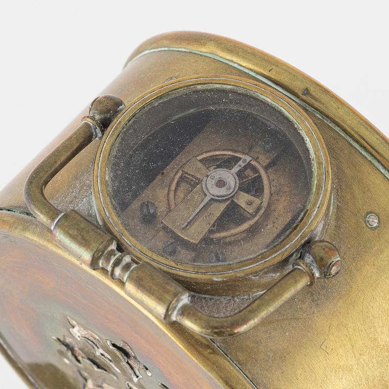 A table clock with a thermometer, around the year 1900.
