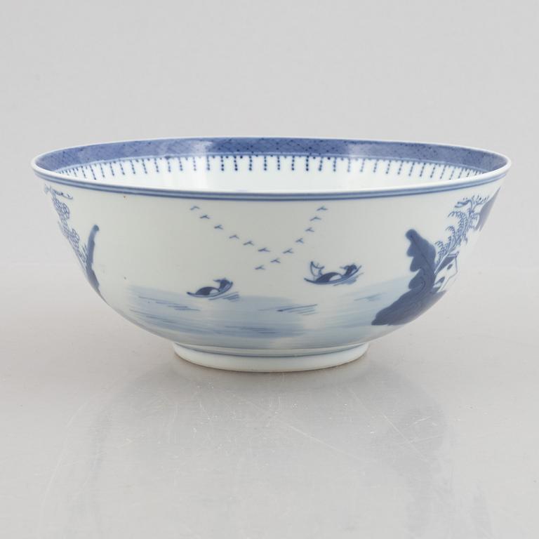 A blue and white bowl and a storage jar, Qing dynasty.