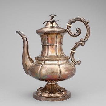 KAFFEKANNA, silver, nyrokoko, Carl Nyström, Stockholm 1851. Vikt ca 690 gram.