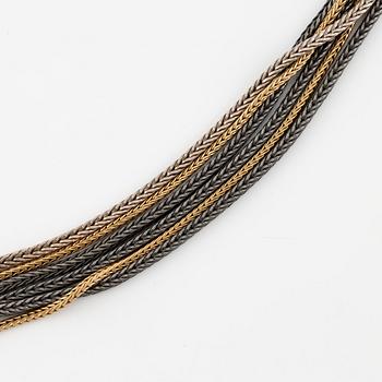 Collier, troligen Ole Lynggaard, sex rader, guld och silver.