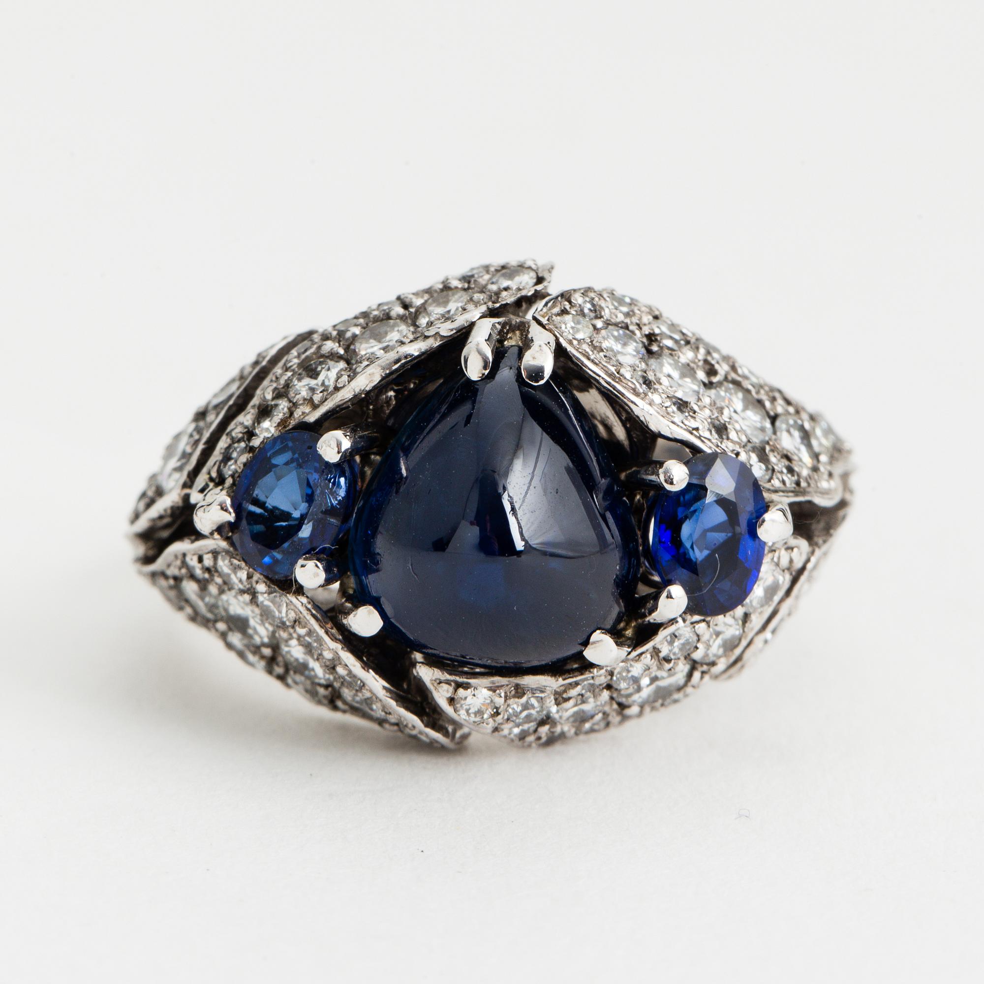 RING, 18K white gold with sapphires approx 6.60 cts + diamonds 1.45 cts.