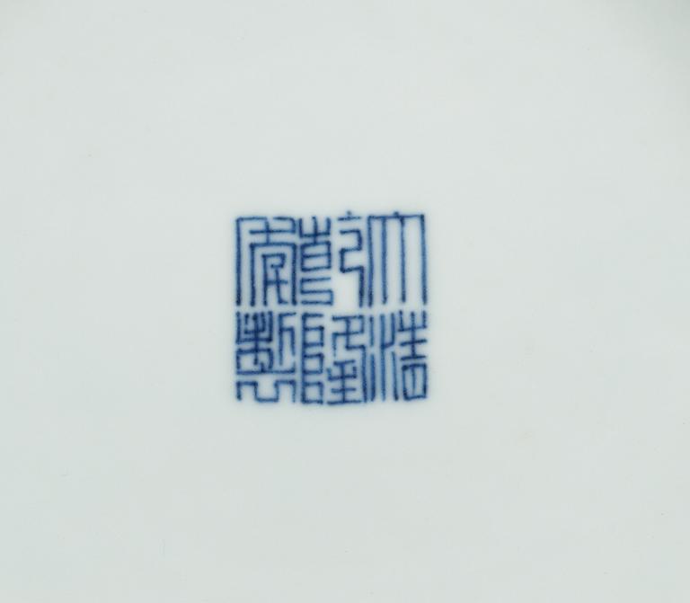 SKÅLFAT, ett par, porslin. Qing dynasty med Qianlongs sigillmärke.