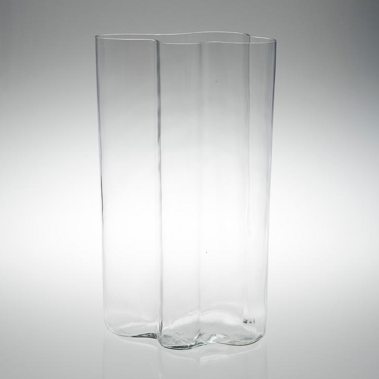 ALVAR AALTO, A VASE. Iittala, 1950-/60s.