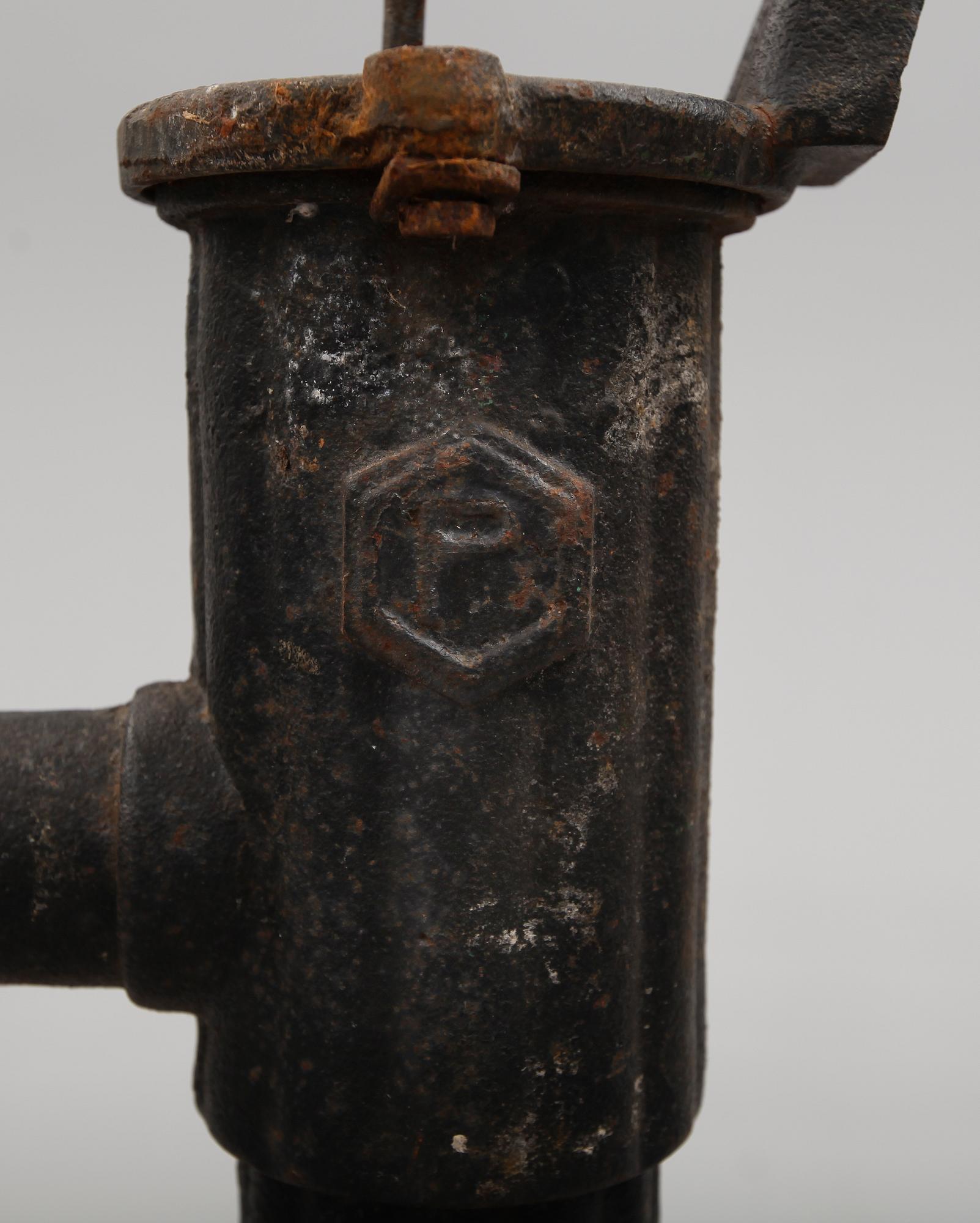 VATTENPUMP, gjutjärn, 1900-tal.