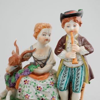 A pair of procelain figurines from Sächsische Porzellan Manufaktur in Dresden, first half of the 20th century.