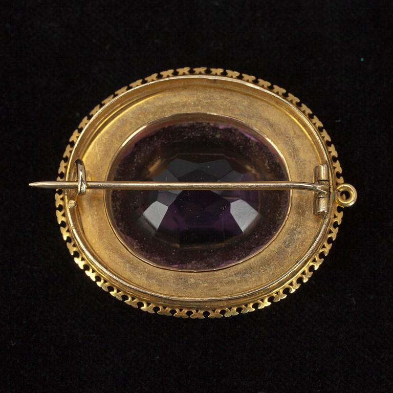SMYCESUPPSÄTTNING, 3 delar. Låghaltigt guld, ametistfärgade stenar. Troligen Ryssland sent 1800-tal.