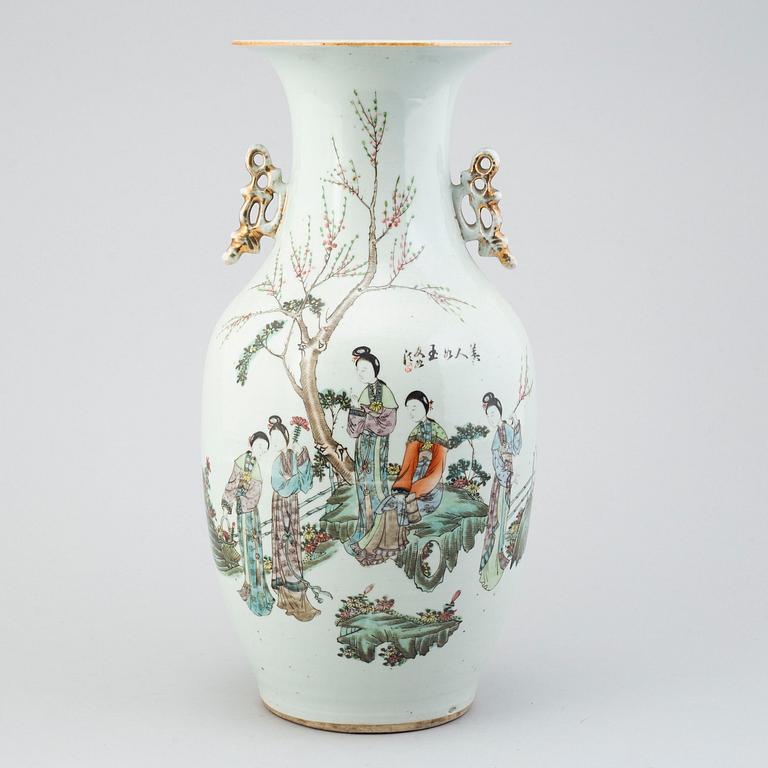 A Chinese vase, 20th Century.