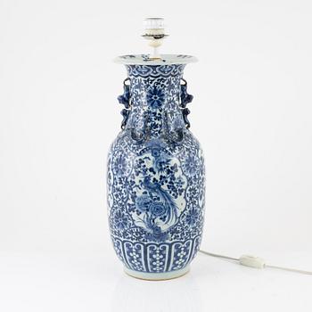 A blue and white porcelain vase/table lamp, China, around 1900.