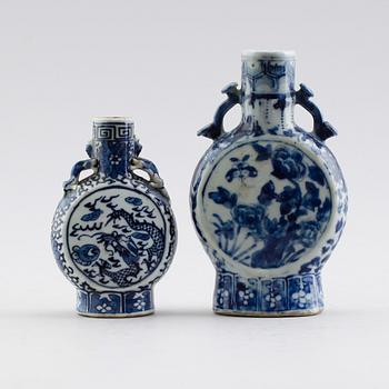 PILGRIMSFLASKOR, 2 st, porslin, Kina, sannolikt 1800-tal.