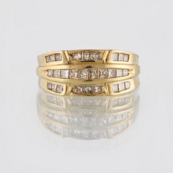 RING, 18K guld med prinsesslipade diamanter ca 1.28 ct. Vikt 8,5 gram.