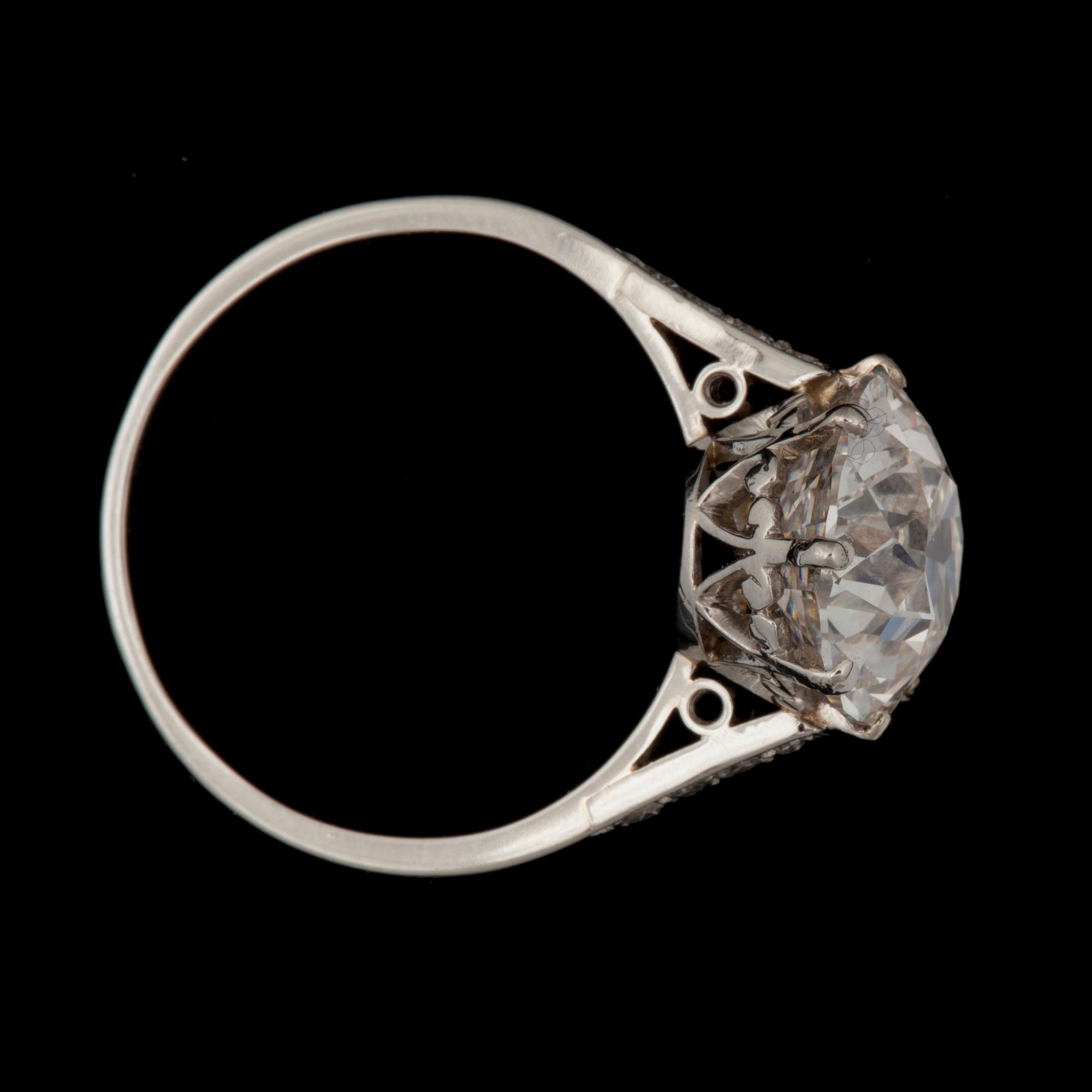 RING med gammalslipad diamant ca 4.05 ct, kvalitet H/VVS2, samt mindre briljantslipade diamanter totalt 0.08 ct.