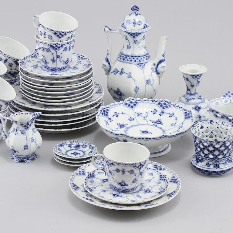SERVISDELAR, 24 st, porslin, "Musselmalet", Royal Copenhagen, 1900-talets andra hälft.