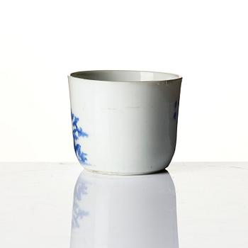 A set of five blue and white cups and a saucer, Qing dynasty, 19th century for the Vietnamese market.