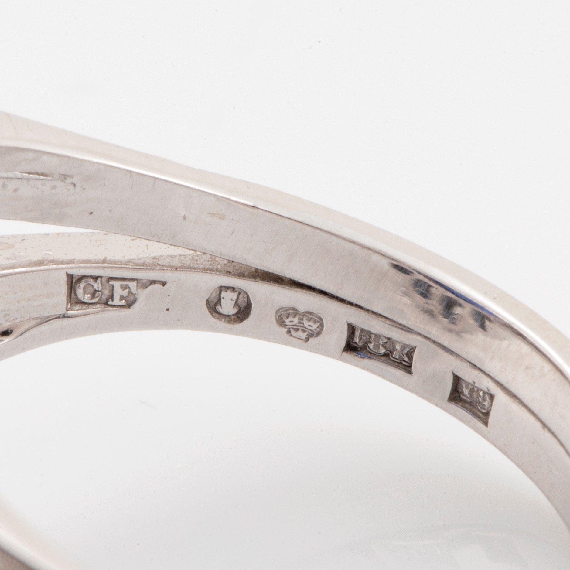 Ring 18K vitguld med en cabochonslipad safir ca 11.00 ct samt runda briljantslipade diamanter.