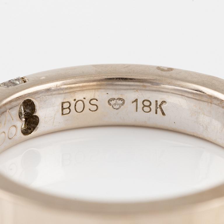 Ring in 18K white gold with princess cut diamonds.