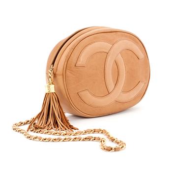 363. CHANEL, a beigebrown leather shoulder bag.