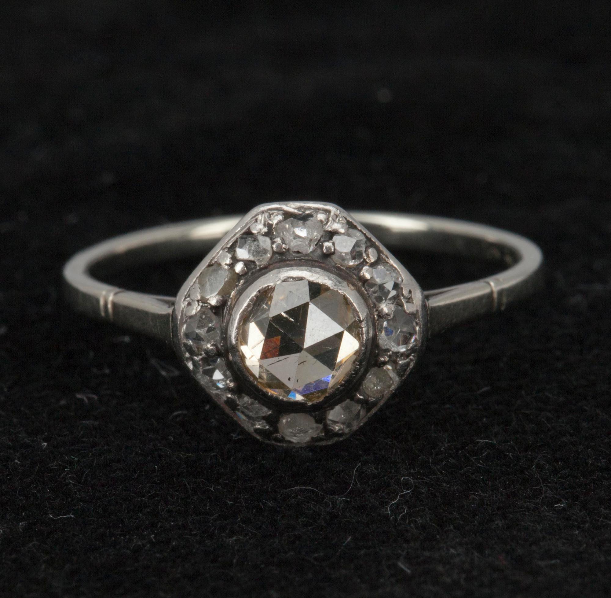 RING, 14K vitguld, 13 st rosenslipade diamanter av vilka mittstenens diam. 5 mm. Vikt 2,3 g.