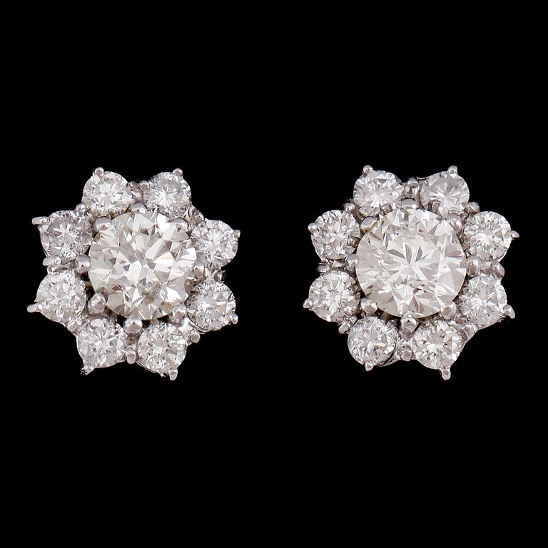 ÖRHÄNGEN, 1 par, 18 k vitguld, briljantslipade diamanter tot 3.52 ct.