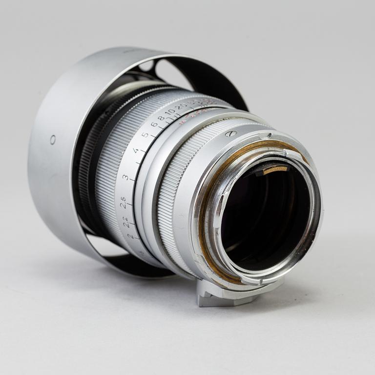A chrome Leica Summarex f=8,5 cm 1:1,5 lens no 1008826 designed by av Max Berek, Ernst Leitz, Wetzlar . 1943-1960.