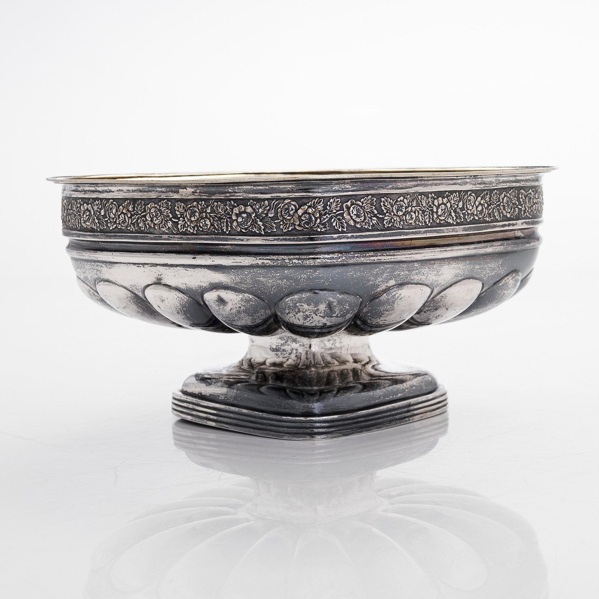 A parcel-gilt bonbonnière silver, maker's mark of Gustav Lindgren, St. Petersburg ca. 1820.