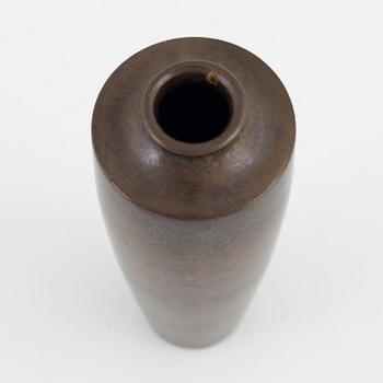 A Japanese bronze vase, Meiji period (1868-1912).