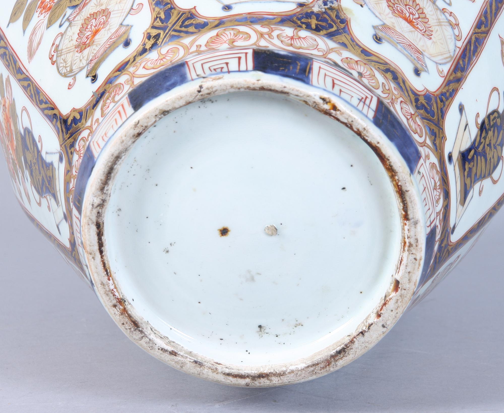 URNA, porslin, Japan, 1800-talets slut.