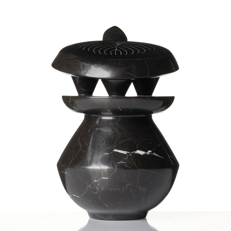 Max Ernst, "Petite torture sur socle rond".