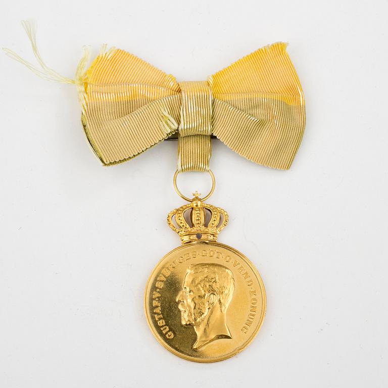 MEDALJ, guld, Kungliga Patriotiska Sällskapet, daterad 1943. Vikt ca 30 gram.