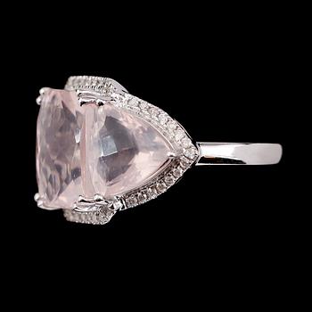 RING, 18 k vitguld, rosa kvarts ca 10.35 ct, briljantslipade diamanter tot ca 0.29 ct.