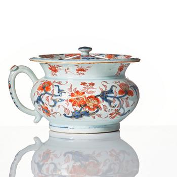 An imari chamber pot with cover, Qing dynasty, Kangxi (1662-1722).