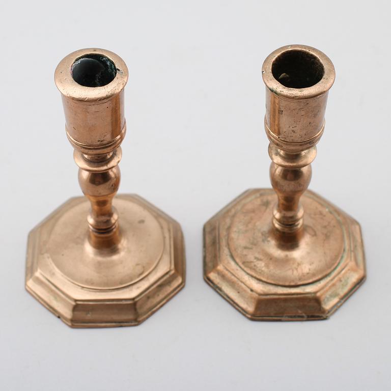 LJUSSTAKAR, 1 par, mässing, barock, 1700-tal.