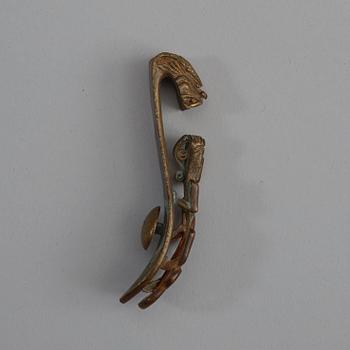 BÄLTESSPÄNNE, förgylld brons. Troligen Han dynastin (206 f.Kr-220).